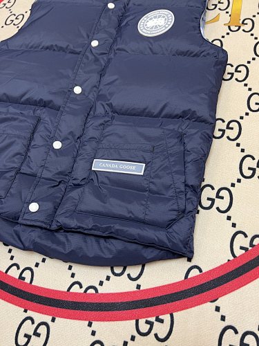 Canada Goose Men's Navy Down Vest – Freestyle Crew Sleeveless Puffer Jacket