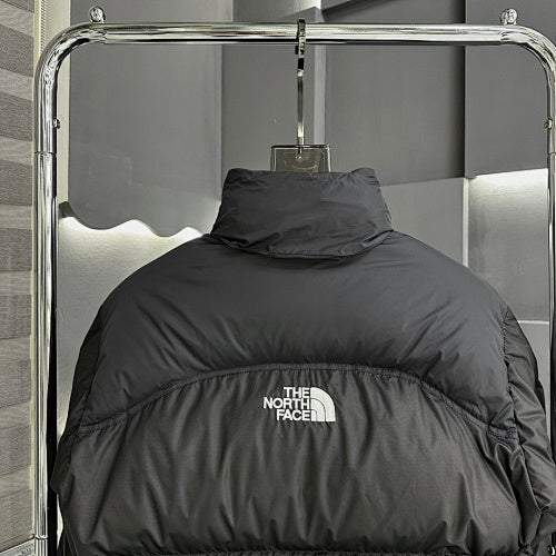 The North Face Men's Matte Black 700-Fill Down Jacket – All-Over Solid Color Stand Collar Wide-Baffle Puffer
