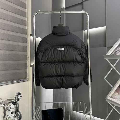 The North Face Men's Matte Black 700-Fill Down Jacket – All-Over Solid Color Stand Collar Wide-Baffle Puffer