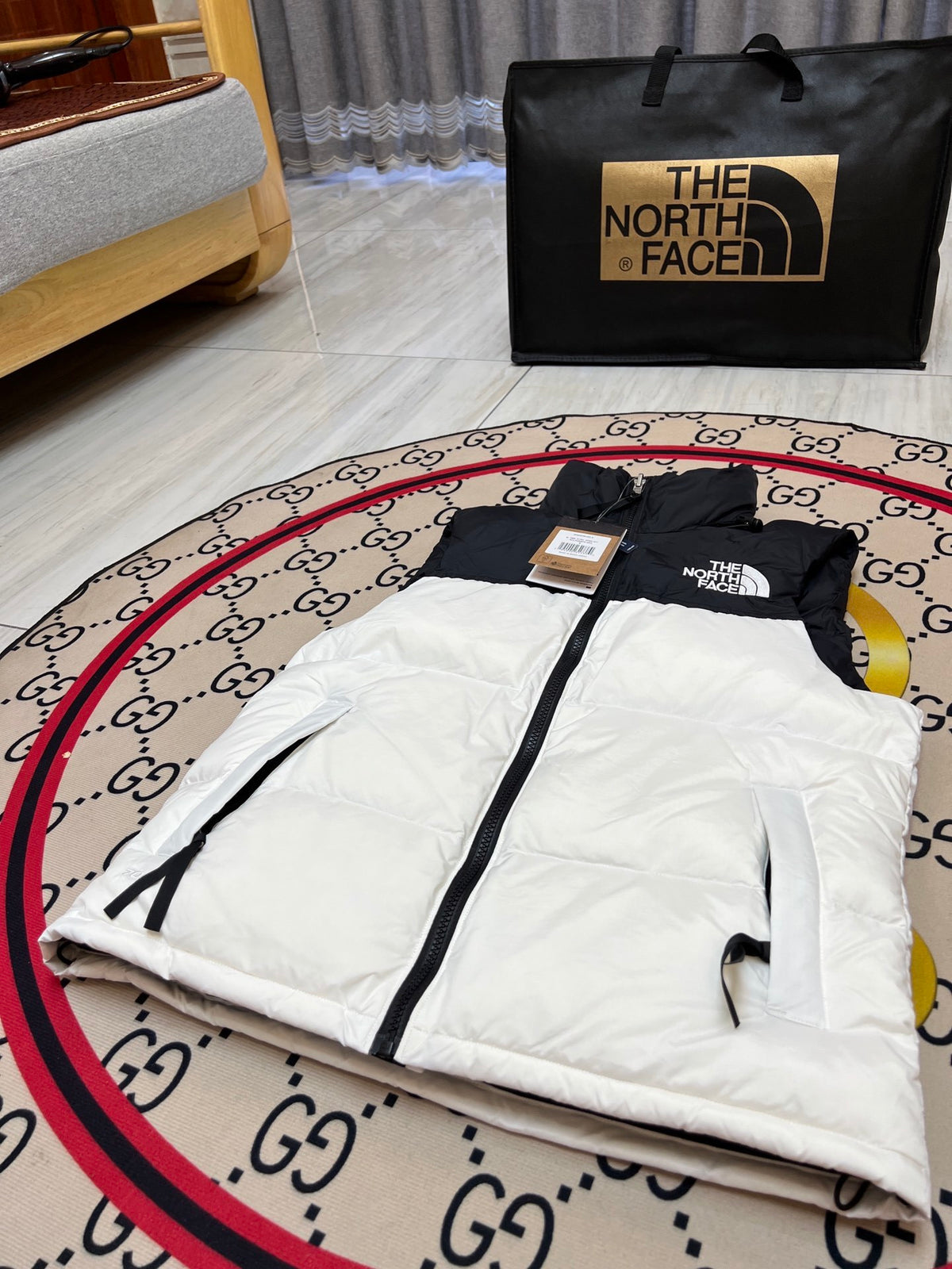 The North Face Men's White Down Vest – 1996 Retro Nuptse Sleeveless Puffer Jacket