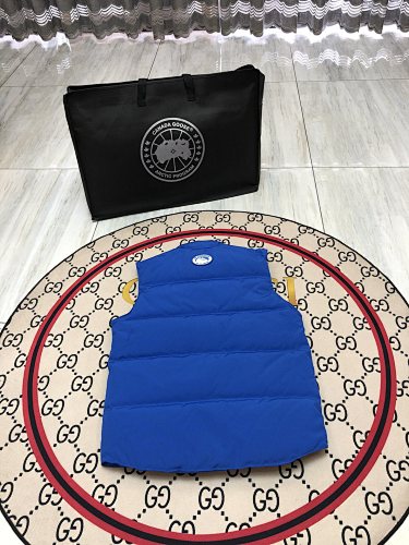 Canada Goose Men's Royal Blue Down Vest – Garson Sleeveless Puffer Jacket